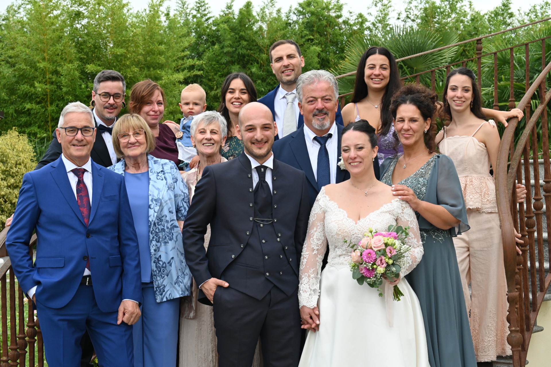Alessandra e Alessandro con la loro famiglia riunita nel giorno del matrimonio